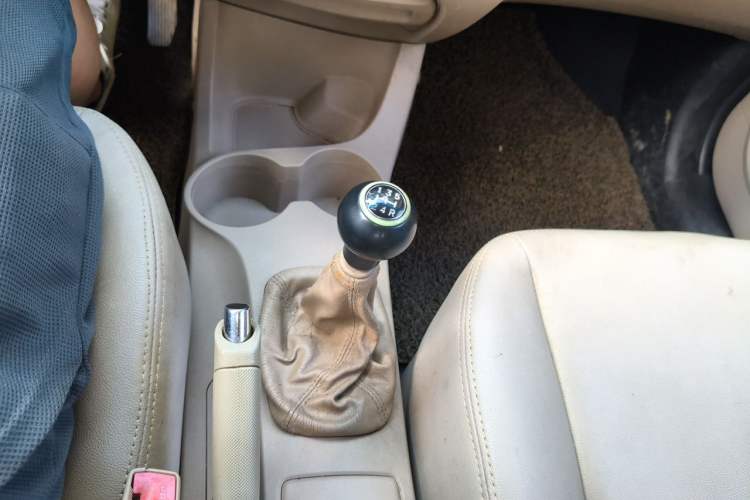Used Kia Sportage 2013 2.0L Manual Two-Wheel Drive GL Trim Gear Lever