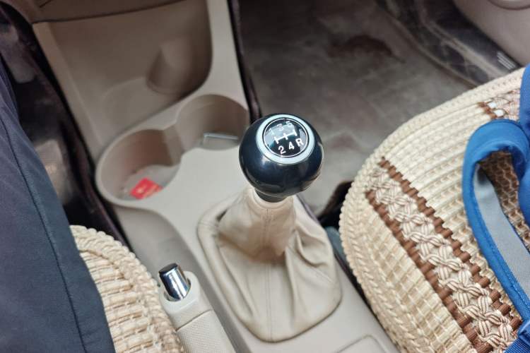 Used Kia Sportage 2013 2.0L Manual Two-Wheel Drive GL Trim Gear Lever