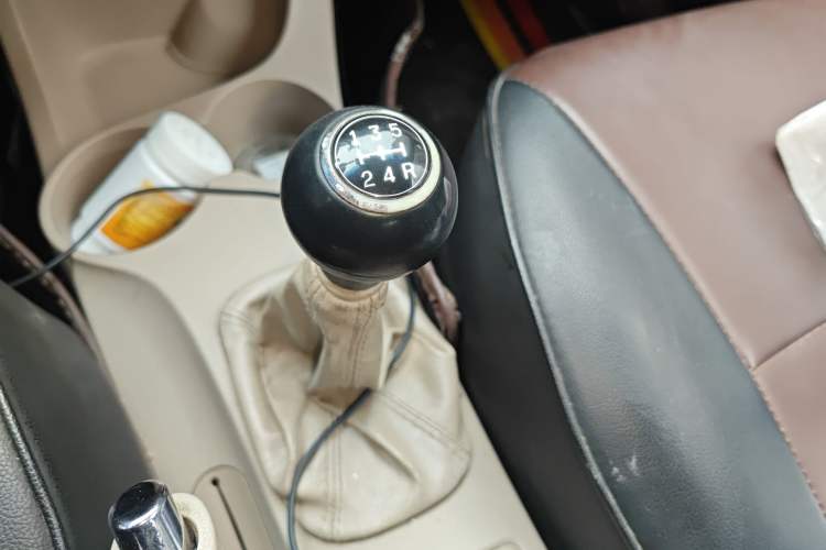 Used Kia Sportage 2013 2.0L Manual Two-Wheel Drive GL Trim Gear Lever