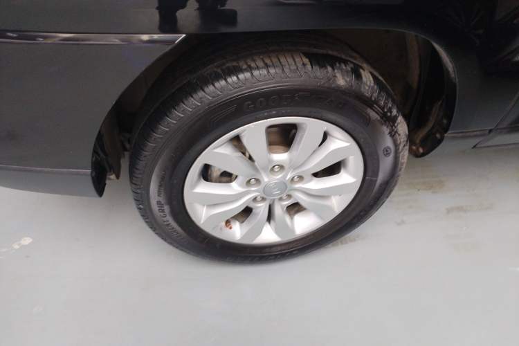 Used Kia Sportage 2013 2.0L Automatic Two-Wheel Drive GL Trim Left Front Wheel Hub