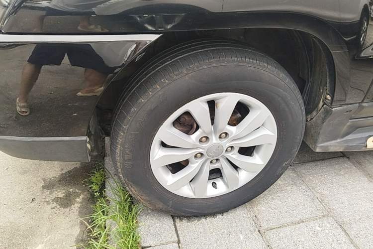 Used Kia Sportage 2013 2.0L Automatic Two-Wheel Drive GL Trim Left Front Wheel Hub