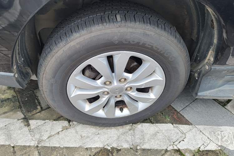 Used Kia Sportage 2013 2.0L Manual Two-Wheel Drive GL Trim Left Front Wheel Hub