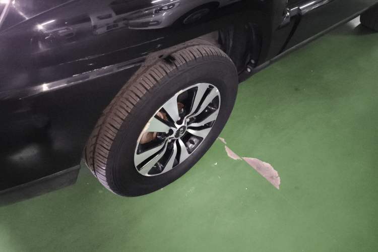 Used Kia Sportage 2013 2.0L Manual Two-Wheel Drive GLS Left Front Wheel Hub