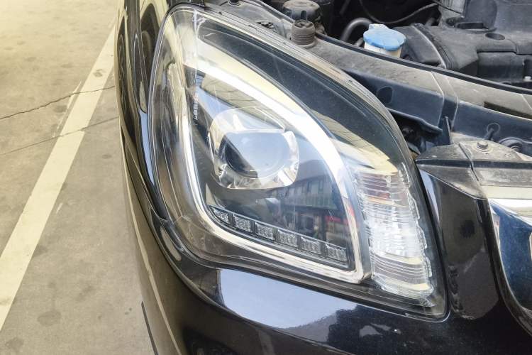 Used Kia Sportage 2013 2.0L Manual Two-Wheel Drive GL Trim Right Front Headlight