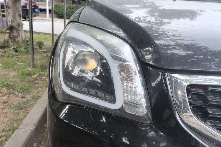 Used Kia Sportage 2013 2.0L Automatic Two-Wheel Drive DLX Trim Right Front Headlight