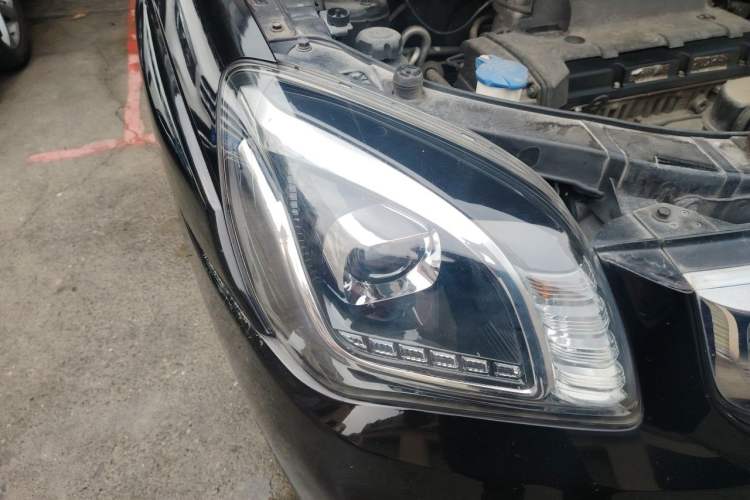 Used Kia Sportage 2013 2.0L Manual Two-Wheel Drive GL Trim Right Front Headlight
