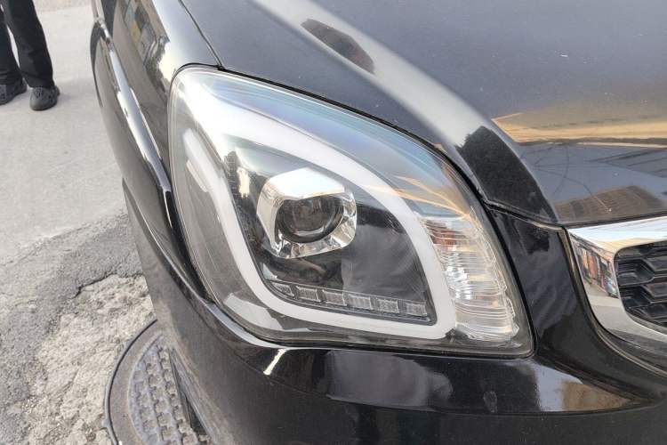 Used Kia Sportage 2013 2.0L Automatic Two-Wheel Drive GLS Trim Right Front Headlight