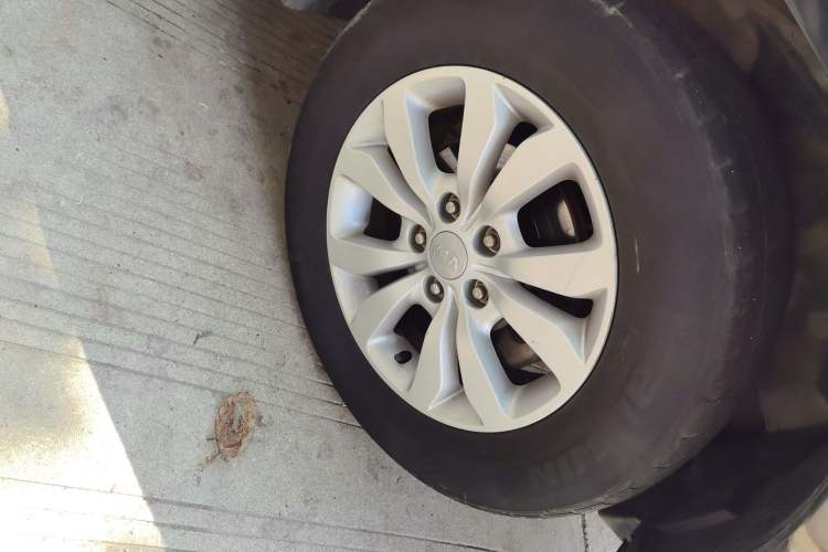 Used Kia Sportage 2013 2.0L Automatic Two-Wheel Drive GL Trim Right Front Wheel Hub