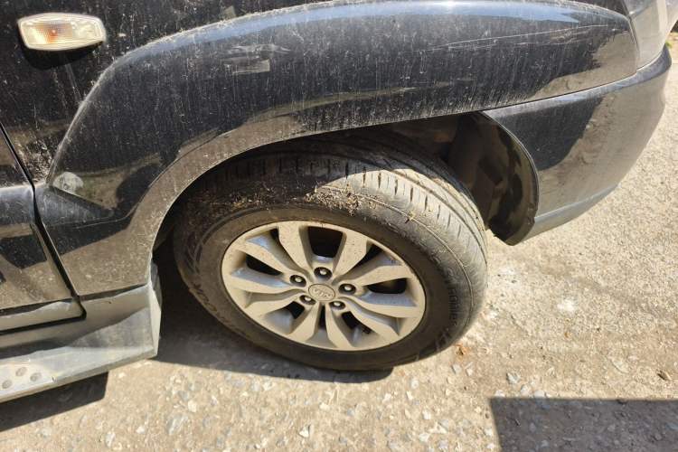 Used Kia Sportage 2013 2.0L Manual Two-Wheel Drive GL Trim Right Front Wheel Hub