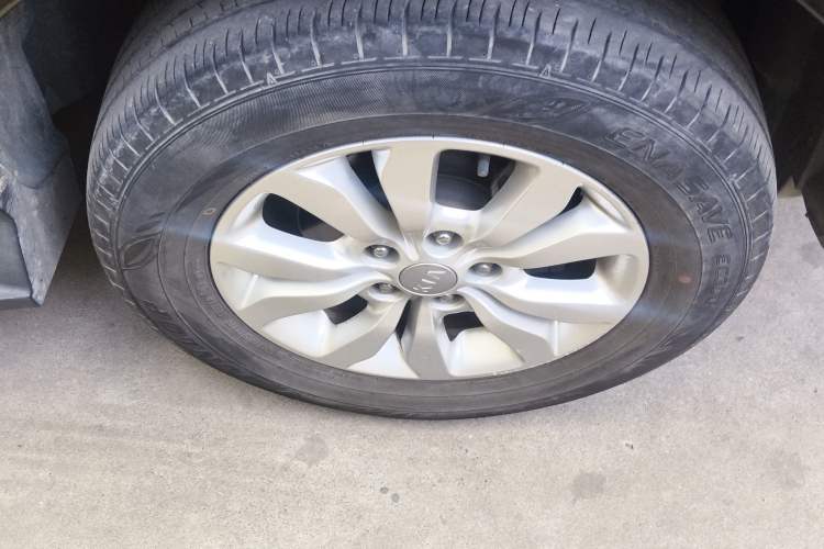 Used Kia Sportage 2013 2.0L Manual Two-Wheel Drive GL Trim Right Front Wheel Hub