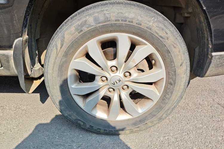 Used Kia Sportage 2013 2.0L Manual Two-Wheel Drive GL Trim Right Front Wheel Hub