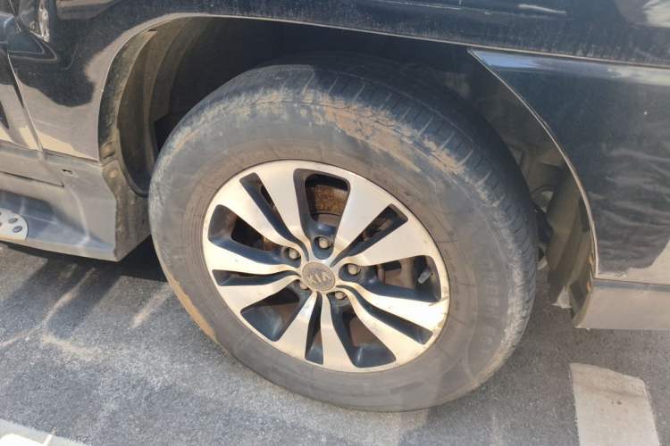 Used Kia Sportage 2013 2.0L Manual Two-Wheel Drive GL Trim Right Front Wheel Hub
