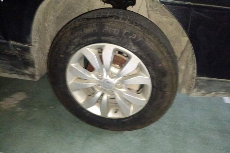 Used Kia Sportage 2013 2.0L Manual Two-Wheel Drive GL Trim Right Front Wheel Hub