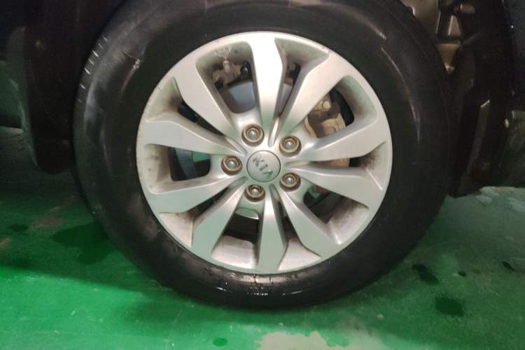 Used Kia Sportage 2013 2.0L Manual Two-Wheel Drive GL Trim Right Front Wheel Hub