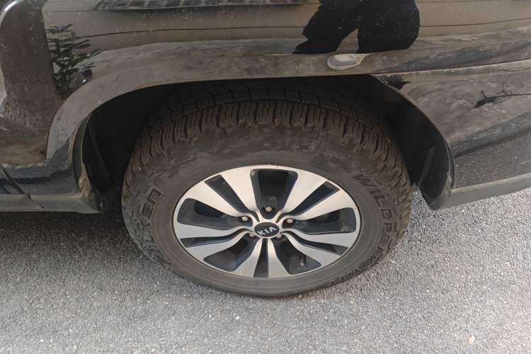 Used Kia Sportage 2013 2.0L Manual Two-Wheel Drive GLS Right Front Wheel Hub