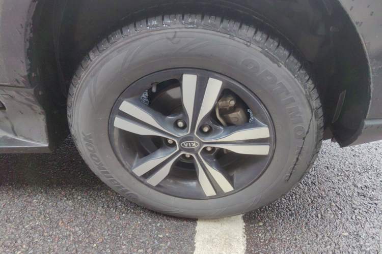 Used Kia Sportage 2013 2.0L Manual Two-Wheel Drive GLS Right Front Wheel Hub