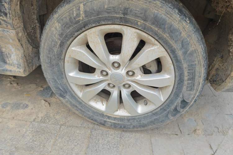 Used Kia Sportage 2013 2.0L Automatic Two-Wheel Drive GL Trim Right Front Wheel Hub