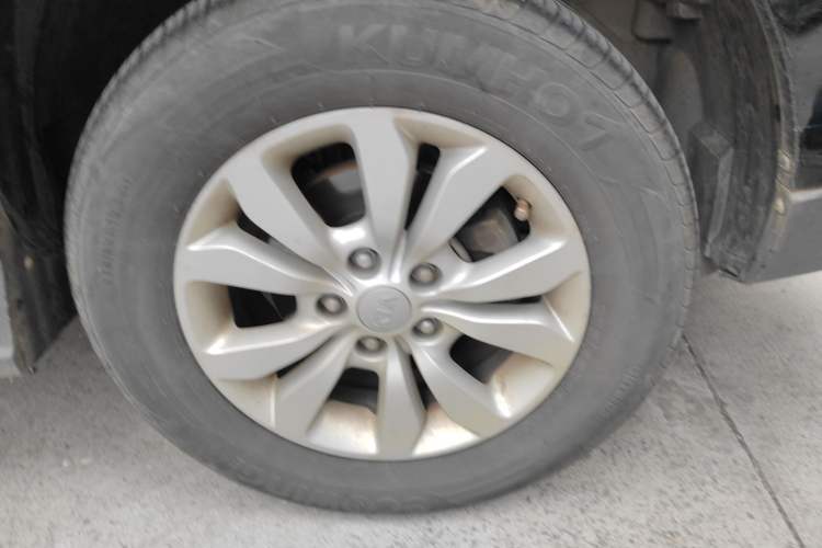 Used Kia Sportage 2013 2.0L Manual Two-Wheel Drive GL Trim Right Front Wheel Hub