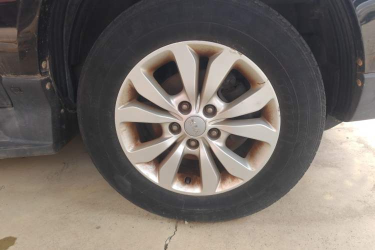 Used Kia Sportage 2013 2.0L Manual Two-Wheel Drive GL Trim Right Front Wheel Hub