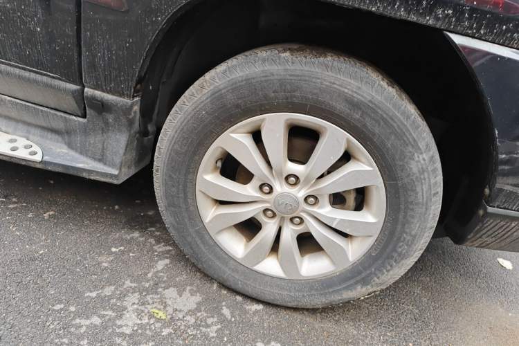 Used Kia Sportage 2013 2.0L Manual Two-Wheel Drive GL Trim Right Front Wheel Hub