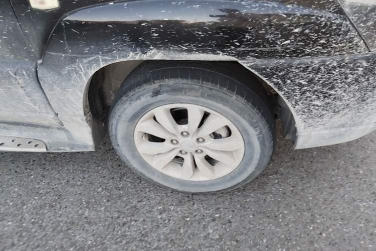 Used Kia Sportage 2013 2.0L Manual Two-Wheel Drive GL Trim Right Front Wheel Hub
