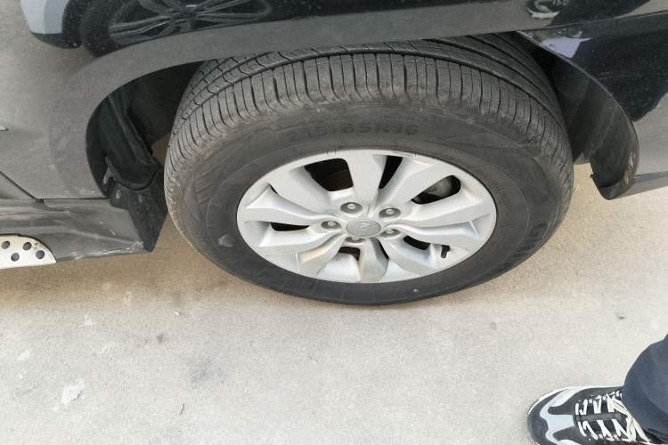 Used Kia Sportage 2013 2.0L Manual Two-Wheel Drive GL Trim Right Front Wheel Hub