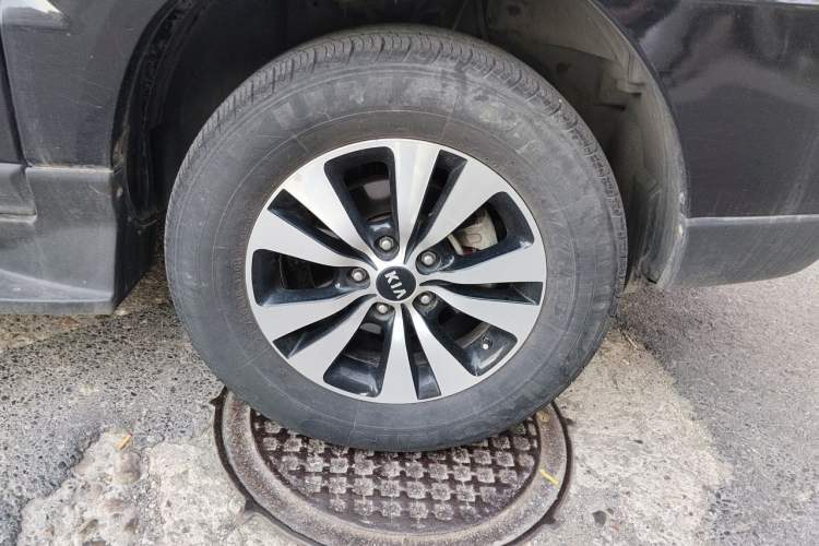 Used Kia Sportage 2013 2.0L Automatic Two-Wheel Drive GLS Trim Right Front Wheel Hub