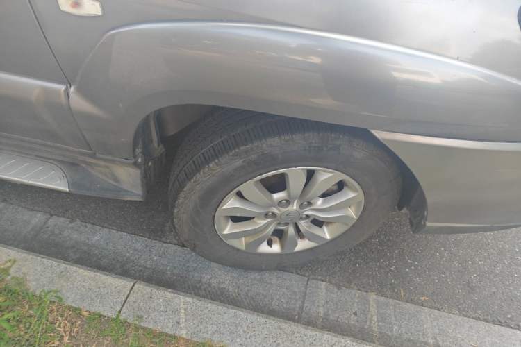 Used Kia Sportage 2013 2.0L Manual Two-Wheel Drive GL Trim Right Front Wheel Hub