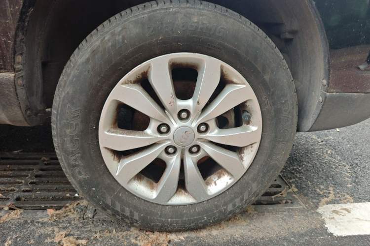 Used Kia Sportage 2013 2.0L Manual Two-Wheel Drive GL Trim Right Front Wheel Hub
