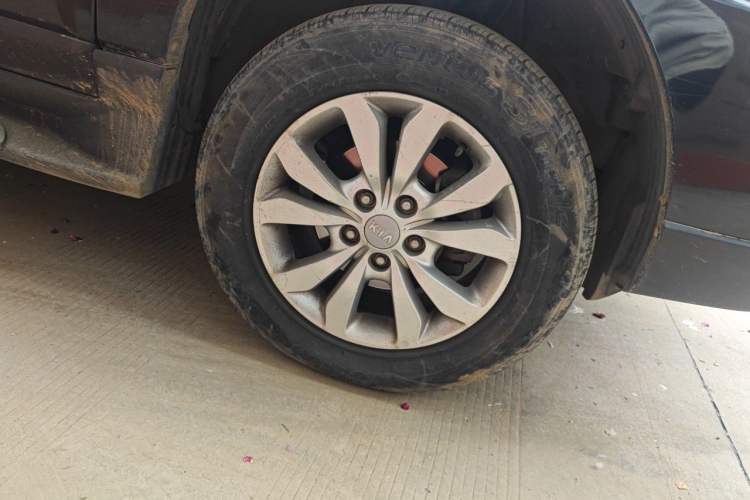 Used Kia Sportage 2013 2.0L Manual Two-Wheel Drive GL Trim Right Front Wheel Hub