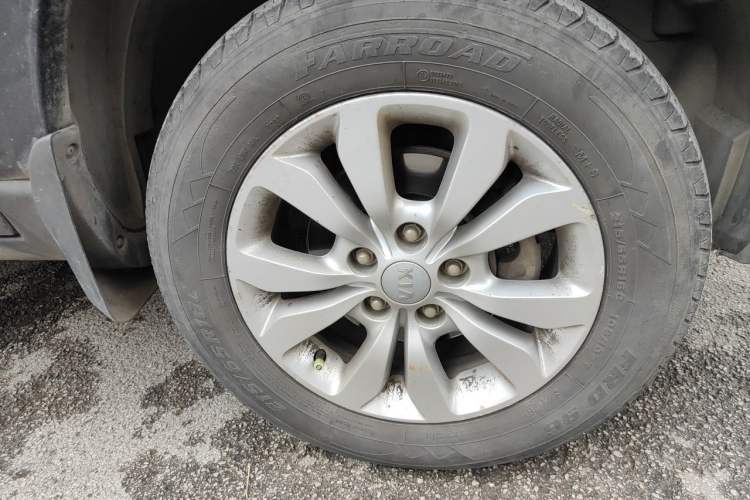 Used Kia Sportage 2013 2.0L Manual Two-Wheel Drive GL Trim Right Front Wheel Hub