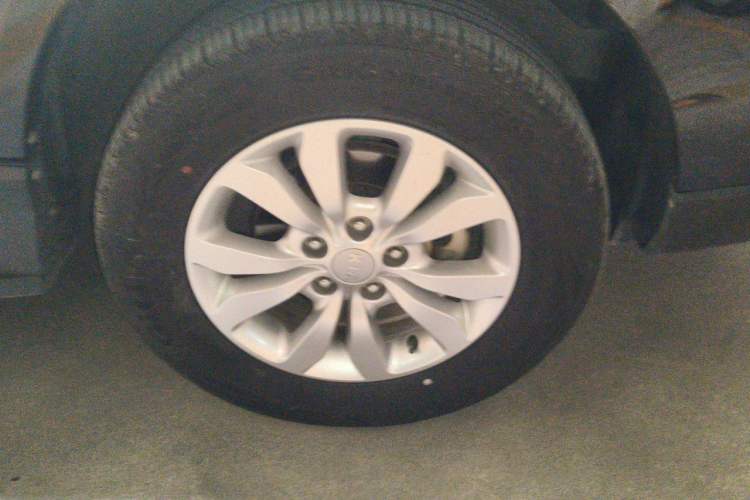Used Kia Sportage 2013 2.0L Manual Two-Wheel Drive GL Trim Right Front Wheel Hub