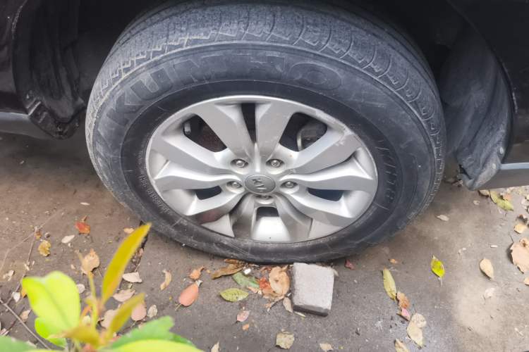 Used Kia Sportage 2013 2.0L Manual Two-Wheel Drive GL Trim Right Front Wheel Hub
