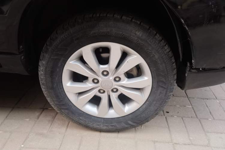 Used Kia Sportage 2013 2.0L Manual Two-Wheel Drive GL Trim Right Front Wheel Hub