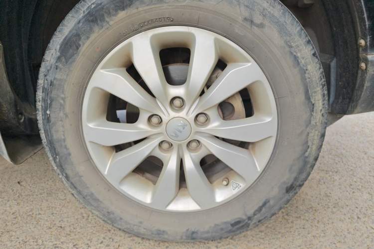 Used Kia Sportage 2013 2.0L Manual Two-Wheel Drive GL Trim Right Front Wheel Hub