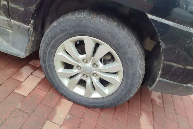 Used Kia Sportage 2013 2.0L Manual Two-Wheel Drive GL Trim Right Front Wheel Hub