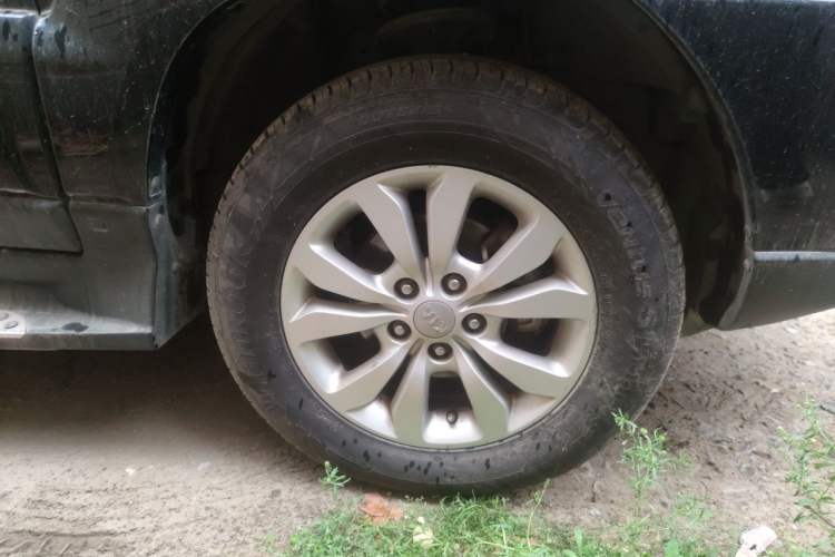 Used Kia Sportage 2013 2.0L Manual Two-Wheel Drive GL Trim Right Front Wheel Hub