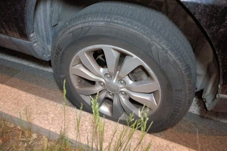 Used Kia Sportage 2013 2.0L Automatic Two-Wheel Drive GL Trim Right Front Wheel Hub