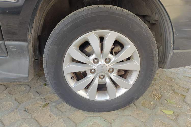 Used Kia Sportage 2013 2.0L Automatic Two-Wheel Drive GL Trim Right Front Wheel Hub