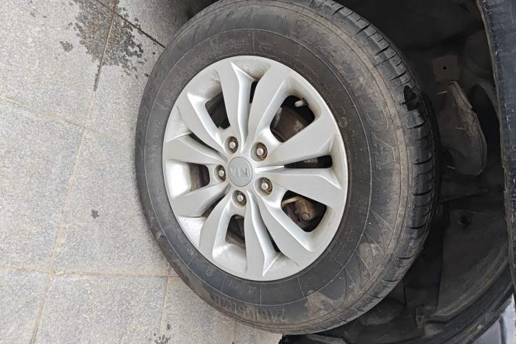 Used Kia Sportage 2013 2.0L Manual Two-Wheel Drive GL Trim Right Front Wheel Hub