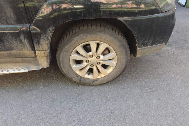 Used Kia Sportage 2013 2.0L Manual Two-Wheel Drive GL Trim Right Front Wheel Hub