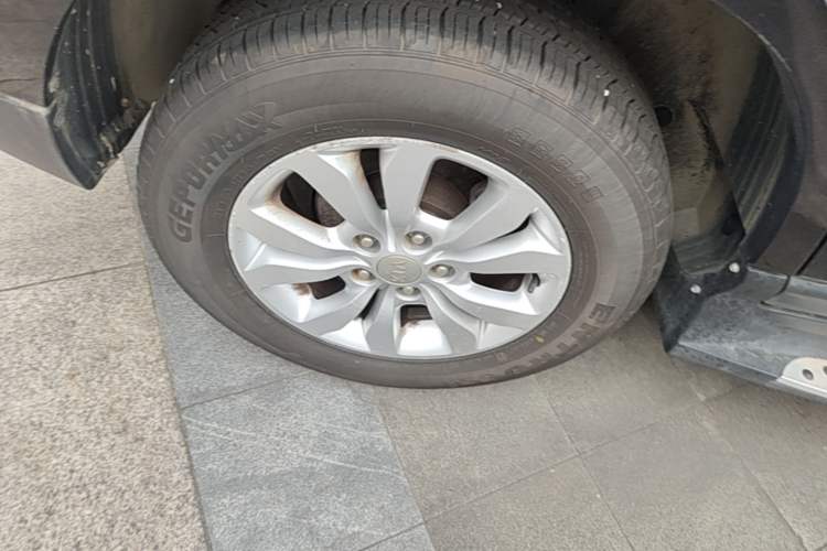Used Kia Sportage 2013 2.0L Manual Two-Wheel Drive GL Trim Right Rear Wheel Hub