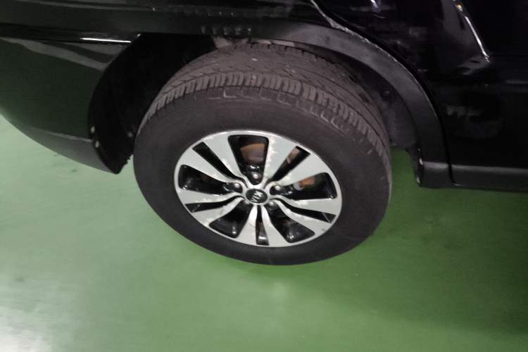 Used Kia Sportage 2013 2.0L Manual Two-Wheel Drive GLS Right Rear Wheel Hub