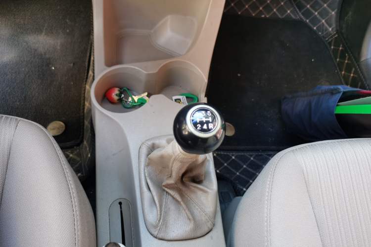 Used Kia Sportage 2013 2.0L Manual Two-Wheel Drive GL Trim Gear Lever
