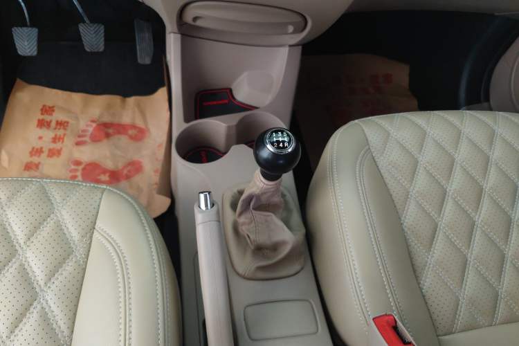 Used Kia Sportage 2013 2.0L Manual Two-Wheel Drive GL Trim Gear Lever