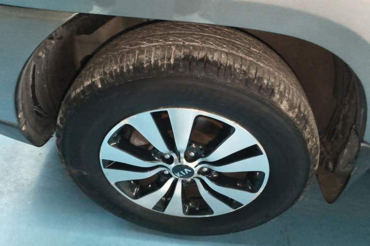 Used Kia Sportage 2013 2.0L Automatic Two-Wheel Drive GLS Trim Left Front Wheel Hub