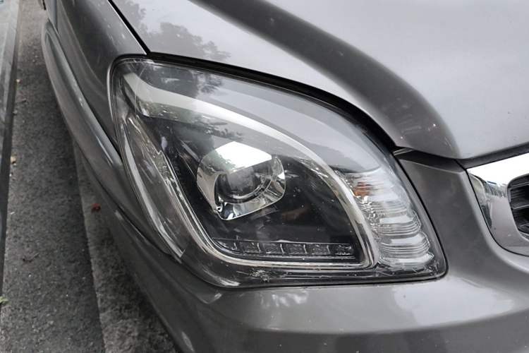 Used Kia Sportage 2013 2.0L Manual Two-Wheel Drive GL Trim Right Front Headlight