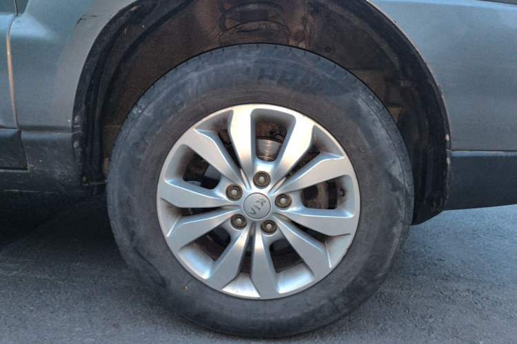 Used Kia Sportage 2013 2.0L Manual Two-Wheel Drive GL Trim Right Front Wheel Hub
