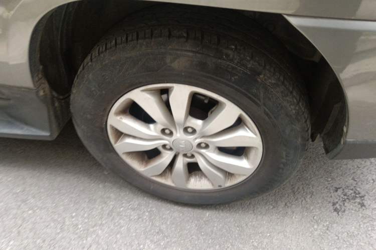 Used Kia Sportage 2013 2.0L Automatic Two-Wheel Drive GL Trim Right Front Wheel Hub