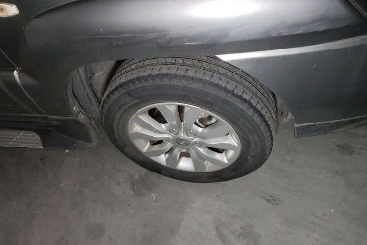 Used Kia Sportage 2013 2.0L Manual Two-Wheel Drive GL Trim Right Front Wheel Hub